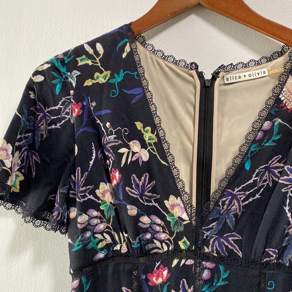 Alice + Olivia Amara Floral Bird Print Lace Trim Dress, Size 0 - Picture 8 of 12